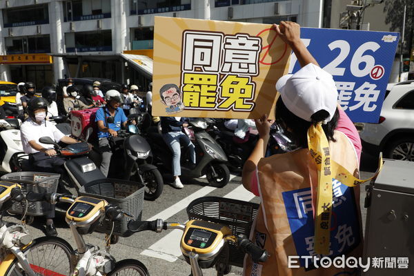 ▲▼文山南中正民代與「文山退葆」罷團首次大集結,包含立委吳沛憶、台北市議員簡書培、劉耀仁、趙怡翔、王閔生最後關頭總動員路口催票!呼籲726罷免親共立委賴士葆。(圖/記者湯興漢攝)