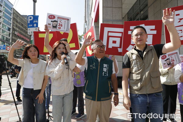 ▲▼文山南中正民代與「文山退葆」罷團首次大集結,包含立委吳沛憶、台北市議員簡書培、劉耀仁、趙怡翔、王閔生最後關頭總動員路口催票!呼籲726罷免親共立委賴士葆。(圖/記者湯興漢攝)