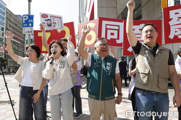 ▲▼文山南中正民代與「文山退葆」罷團首次大集結,包含立委吳沛憶、台北市議員簡書培、劉耀仁、趙怡翔、王閔生最後關頭總動員路口催票!呼籲726罷免親共立委賴士葆。(圖/記者湯興漢攝)