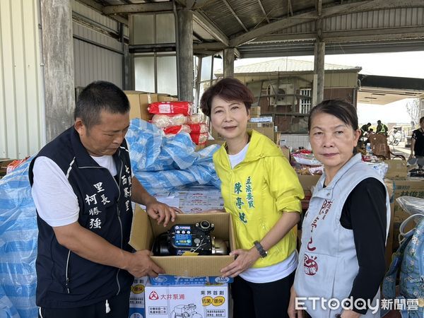 ▲立委陳亭妃募集加壓馬達58顆,兩日內完成安裝,協助七股西寮地區居民恢復用水日常。(記者林東良翻攝,下同)