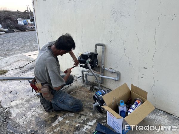 ▲立委陳亭妃募集加壓馬達58顆,兩日內完成安裝,協助七股西寮地區居民恢復用水日常。(記者林東良翻攝,下同)