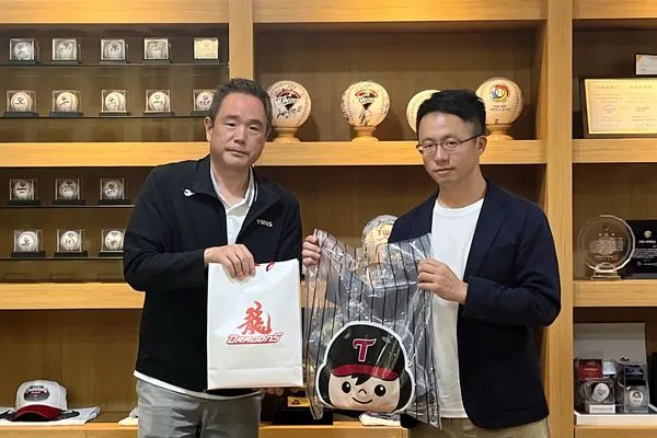 ▲味全龍與LG雙子交流。(圖/味全龍提供)