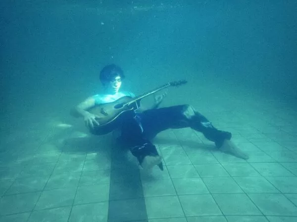 ▲▼柏霖在水裡拍攝新歌MV。(圖/索尼音樂提供)