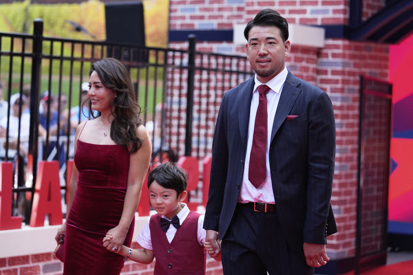 ▲菊池雄星一家三口相隔4年走紅毯。(圖/達志影像/美聯社)