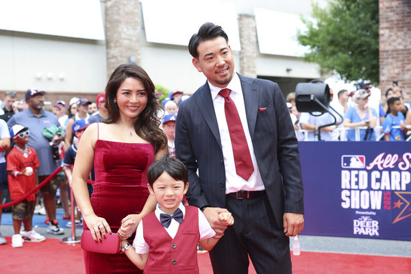 ▲菊池雄星一家三口相隔4年走紅毯。(圖/達志影像/美聯社)