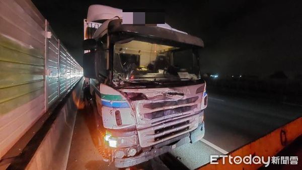▲▼自小貨車國道遭追撞側翻,車上生魷魚散落路面阻塞2個車道。(圖/民眾提供,下同)
