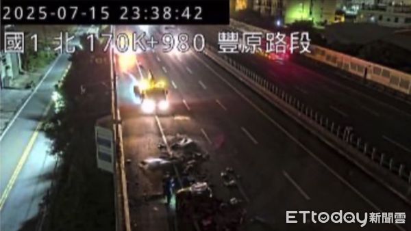 ▲▼自小貨車國道遭追撞側翻,車上生魷魚散落路面阻塞2個車道。(圖/民眾提供,下同)