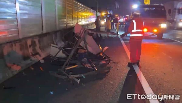 ▲▼自小貨車國道遭追撞側翻,車上生魷魚散落路面阻塞2個車道。(圖/民眾提供,下同)