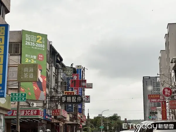 ▲▼房市廣告,建案廣告,台中房市 。(圖/記者陳筱惠攝)