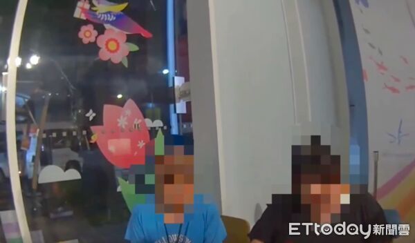 ▲▼黃男(左)與女兒在廣場醫務室,向員警表示要提告傷害,員警到場詢問廚師事發經過 。(圖/記者陳以昇翻攝)