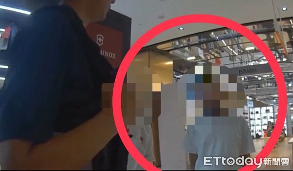 ▲▼黃男(左)與女兒在廣場醫務室,向員警表示要提告傷害,員警到場詢問廚師事發經過 。(圖/記者陳以昇翻攝)