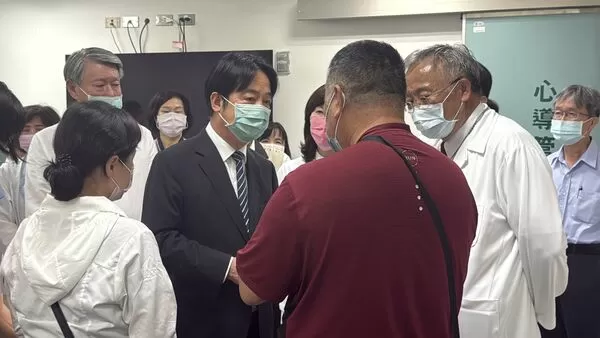 ▲▼總統賴清德探視台電36歲李姓員工。(圖/總統府提供)