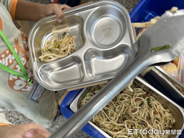 ▲▼縣府為新生準備3,100頂防災頭套,讓安全意識在校園文化中發展起來。(圖/花蓮縣政府提供,下同)