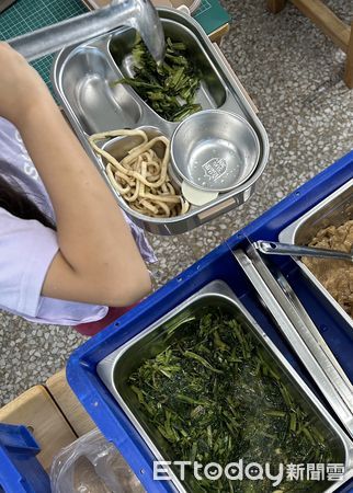 ▲▼縣府為新生準備3,100頂防災頭套,讓安全意識在校園文化中發展起來。(圖/花蓮縣政府提供,下同)