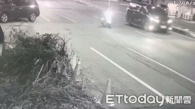 快訊／掃射畫面曝！尾隨「鳳梨」阿法座車　槍手「騎射」後逃逸