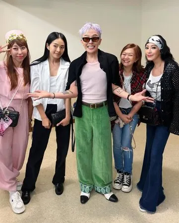 ▲關穎收到意外生日驚喜,後台合照GD。(圖/翻攝自關穎IG)