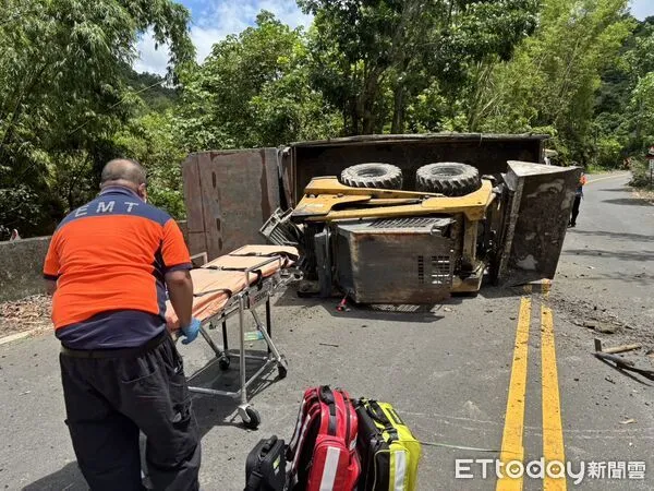 ▲台南東山區16日上午發生鐵牛車翻覆事故,車體壓住駕駛頭部,消防趕抵搶救仍傷重不治。(民眾提供,下同)