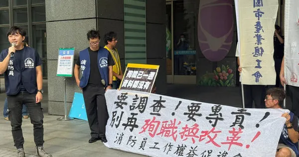 消促會今早聚集市府外陳情,替2殉職勇消討公道盼能儘速拿到事故當日資料。(圖/沈建邦攝)