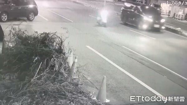 快訊／掃射畫面曝！尾隨「鳳梨」阿法座車　槍手「騎射」後逃逸