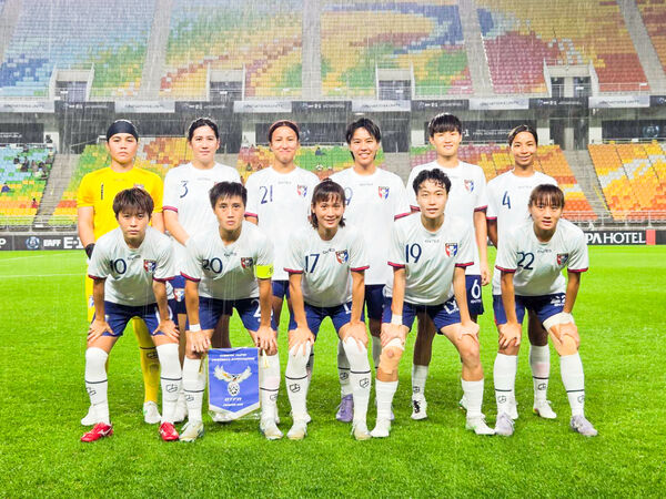 ▲中華女足賽前合照、中華女足9號許翊筠。(圖/足協提供)