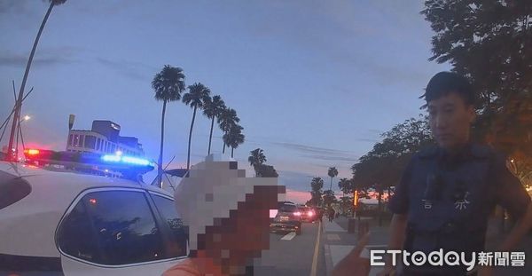 ▲警方護送邱姓老嫗前往台東火車站。(圖/記者楊晨東翻攝)