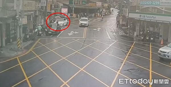 ▲26歲男吸食喪屍煙彈後撞重機肇逃,再撞行人。(圖/記者郭世賢翻攝)