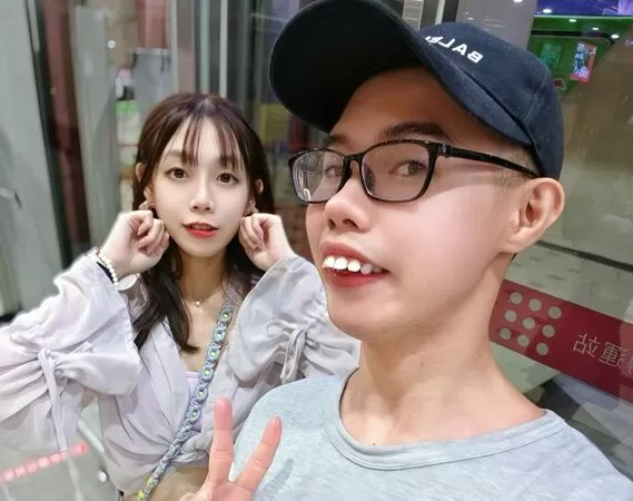 鄧佳華上個月公開宣布自己的新女友簡簡,還不時發文嗆聲簡簡過去的追求者。(翻攝自鄧佳華臉書)