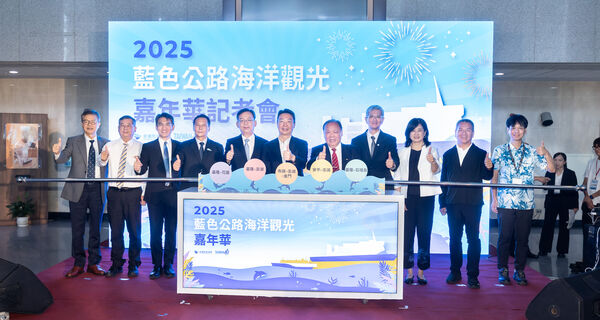 ▲左起台航劉文慶董事長、港務公司王錦榮總經理、交通部韓振華司長、連江縣王忠銘縣長、交通部林國顯次長、交通部陳世凱部長、澎湖縣陳光復縣長、航港局葉協隆局長、觀光署陳玉秀署長、金門縣陳祥麟參議、沖繩縣產業振興公社安次嶺所長。(圖/航港局提供)