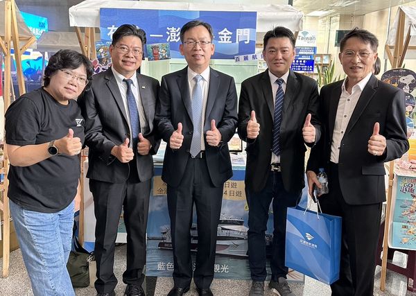 ▲交通部次長林國顯(中)參觀百麗航運攤位,由百麗協理劉森榮(左二)接待。(圖/業者提供)