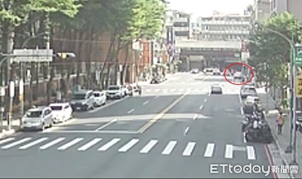 ▲黃女開車恍神撞上變電箱,導致附近住戶停電4小時。(圖/記者陸運陞翻攝)