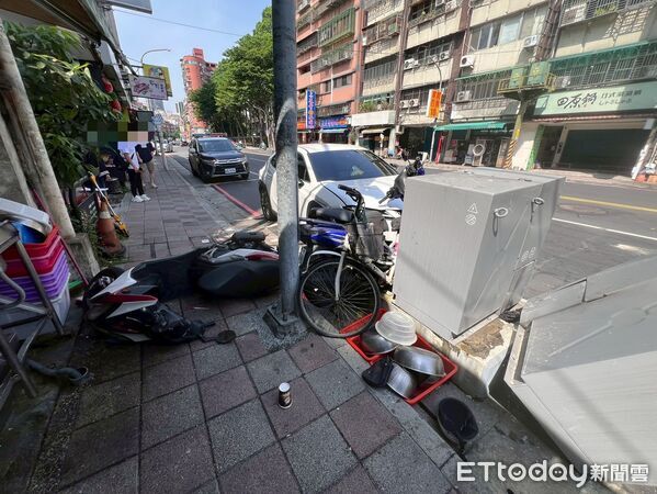 ▲黃女開車恍神撞上變電箱,導致附近住戶停電4小時。(圖/記者陸運陞翻攝)