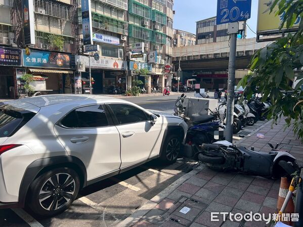 ▲黃女開車恍神撞上變電箱,導致附近住戶停電4小時。(圖/記者陸運陞翻攝)