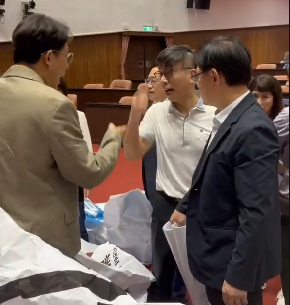 ▲▼黃國昌與鍾佳濱衝突。(圖/民眾黨提供)