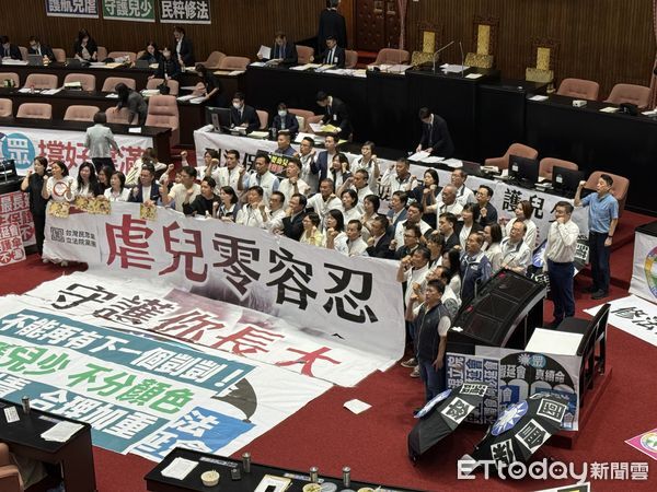 ▲▼ 中華民國刑法第二百八十六條條文修正草案 立法院院會 三讀 藍白齊喊兒虐零容忍 。(圖/記者屠惠剛攝)