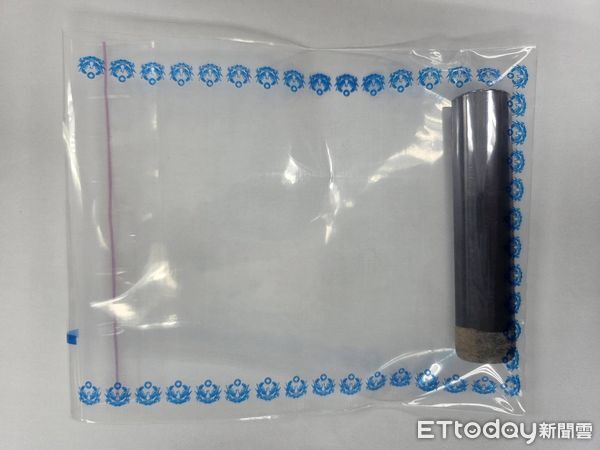 ▲▼余姓駕駛無照上路,還衝撞臨檢站,車上還搜出喪屍煙彈。(圖/記者邱中岳翻攝)