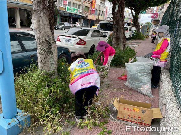 ▲▼環保志工平時深入社區鄰里維護環境整潔、垃圾分類、水環境巡守及環境教育宣導等工作。(圖/花蓮縣政府提供,下同)