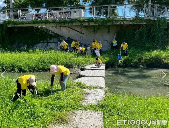 ▲▼環保志工平時深入社區鄰里維護環境整潔、垃圾分類、水環境巡守及環境教育宣導等工作。(圖/花蓮縣政府提供,下同)