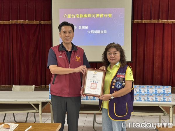 ▲台南縣國際同濟會捐贈200顆住宅用火災警報器,由市府消防局第一大隊接收並協助裝設。(記者林東良翻攝,下同)