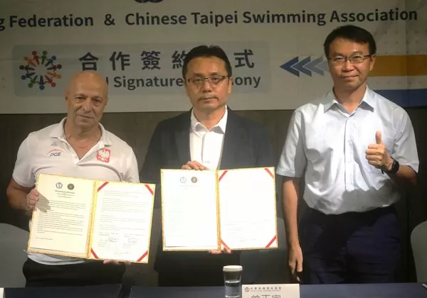 ▲波蘭總教練羅森博格(Borys Rozenberg,右)與中華民國游泳協會祕書長曾正宗互曾紀念品、台波雙方簽署雙邊合作備忘錄(MOU),由高雄市運動發展局局長侯尊堯(右)、歐洲跳水金牌選手熱蘇泰克(Andrzej Rzeszutek,右)首度來高雄備戰。。