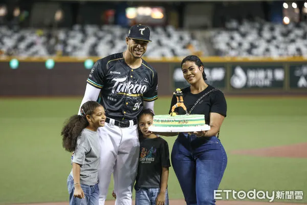 ▲台鋼魔鷹與太太。(資料照/記者林敬旻攝)