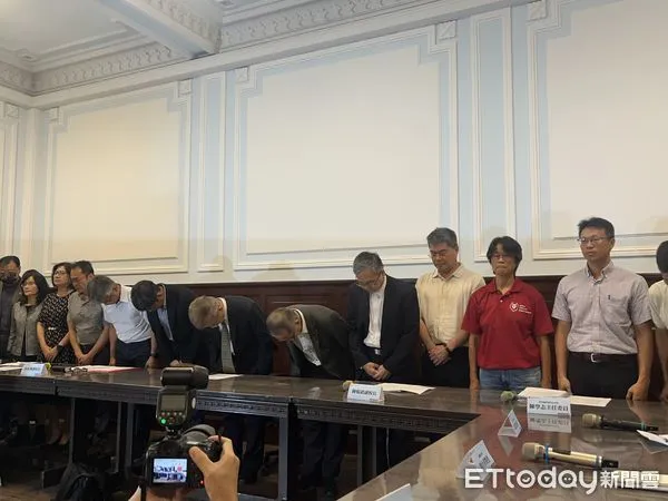 ▲▼台師大女足抽血案,校長率領教練周台英出面道歉。(圖/記者許敏溶攝)