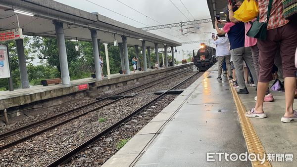 ▲▼台鐵仲夏寶島號19日展開第二場次行程,於中午時段再度停靠台鐵富里站。(圖/富里鄉公所提供,下同)