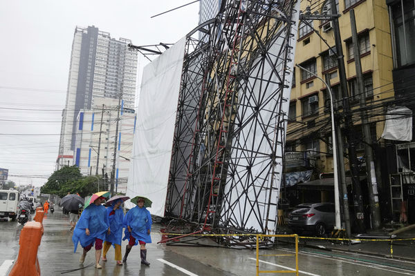 ▲▼ 薇帕颱風(Wipha,菲律賓命名為Crising)挾帶強風暴雨侵襲菲律賓。(圖/達志影像/美聯社)