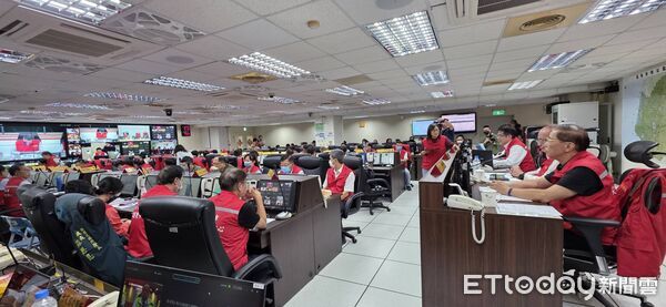 ▲台南市長黃偉哲多次前往學甲、北門等重災區現場勘查災情,指揮各單位加速災後復原。(記者林東良翻攝,下同)