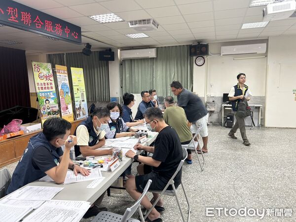 ▲台南市長黃偉哲多次前往學甲、北門等重災區現場勘查災情,指揮各單位加速災後復原。(記者林東良翻攝,下同)