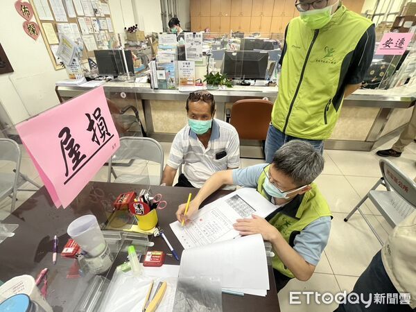 ▲台南市長黃偉哲多次前往學甲、北門等重災區現場勘查災情,指揮各單位加速災後復原。(記者林東良翻攝,下同)