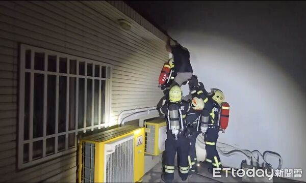 ▲▼馬公市中華路某租車行今凌晨發生火警。(圖/記者陳洋翻攝)