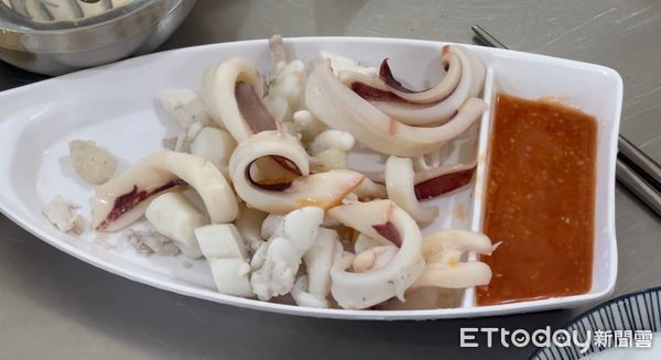 ▲漁民稱今年澎湖小管捕獲量減少了8到9成,價格也上漲超過3成之多。(圖/陳洋翻攝)