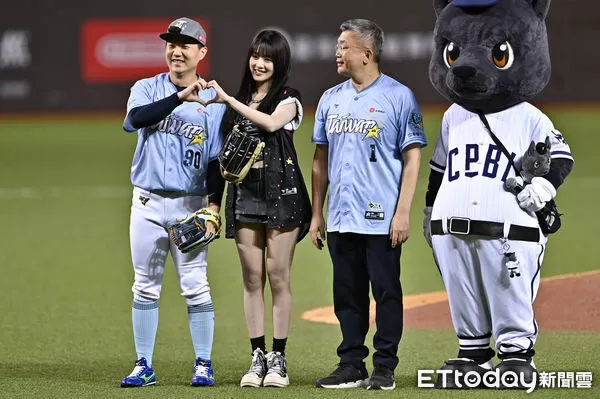 ▲▼2025中職明星賽,開球嘉賓i-dle Minnie,與江坤宇合比愛心。(圖/記者李毓康攝)