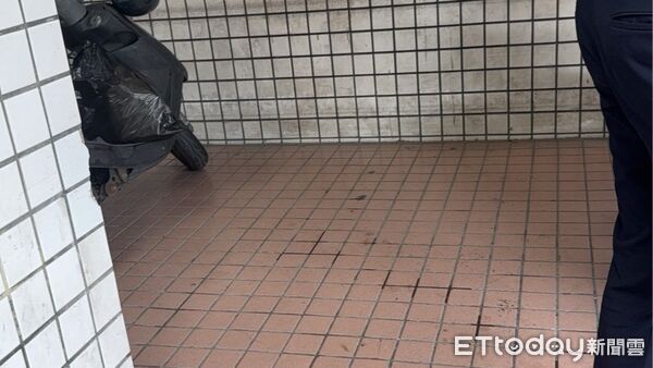 ▲高雄市立殯儀館的入殮室門口地板發現彈殼 。(圖/記者吳奕靖翻攝)